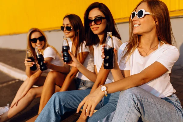 Gelukkige Jonge Mensen Klinkende Glazen Flessen Met Drankjes Vieren Samen — Stockfoto