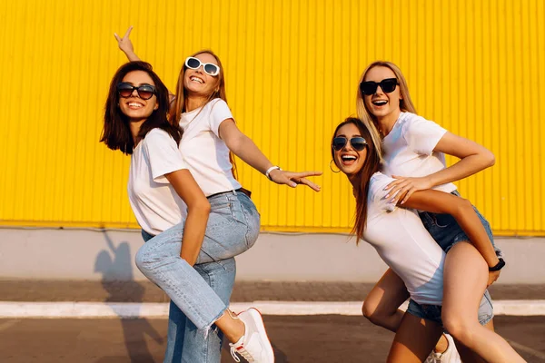 Amigos Animados Divertindo Livre Rolando Uns Aos Outros Costas Amigos — Fotografia de Stock