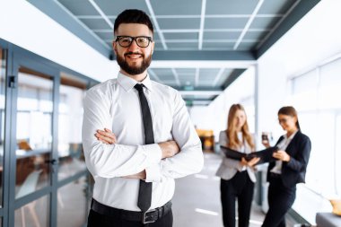 Modern ofiste başarılı ve mutlu bir iş adamı.