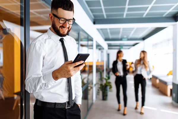 Glücklicher Geschäftsmann Benutzt Handy Während Der Pause Büro Auf Dem — Stockfoto