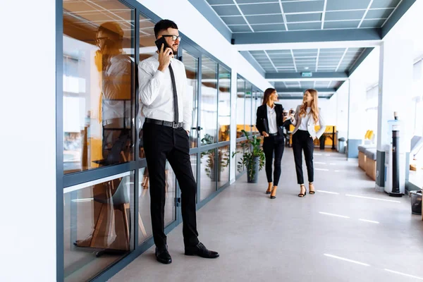 Jonge Gelukkige Zakenman Gesprek Mobiele Telefoon Kantoor Tijdens Pauze — Stockfoto