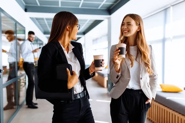 Glückliche Geschäftskollegen Diskutieren Etwas Und Trinken Kaffee Während Sie Den — Stockfoto