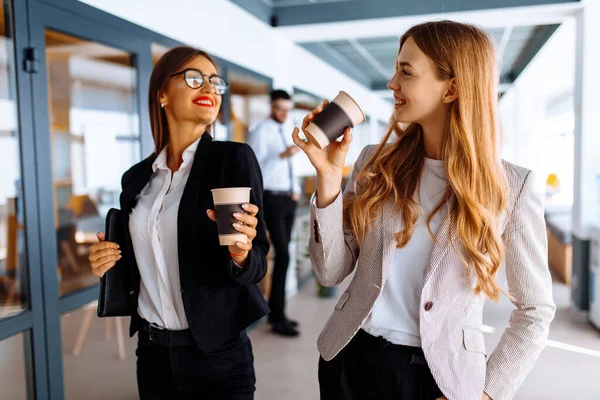 Glückliche Geschäftskollegen Diskutieren Etwas Und Trinken Kaffee Während Sie Den — Stockfoto