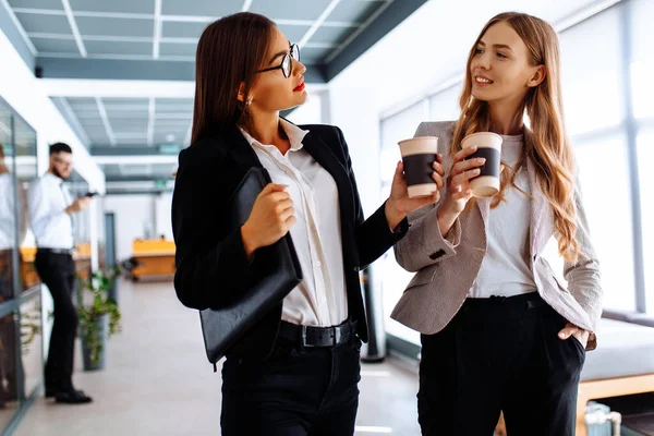 Junge Geschäftsfrauen Diskutieren Etwas Und Trinken Kaffee Während Sie Während — Stockfoto