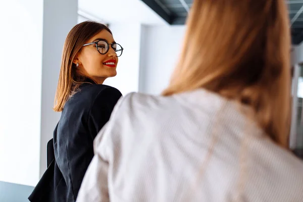 Geschäftsfrauen Diskutieren Etwas Während Sie Einer Pause Den Büroflur Herunterlaufen — Stockfoto