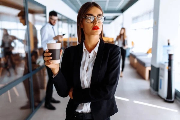 Geschäftsfrau Läuft Den Flur Büro Entlang Und Trinkt Der Pause — Stockfoto