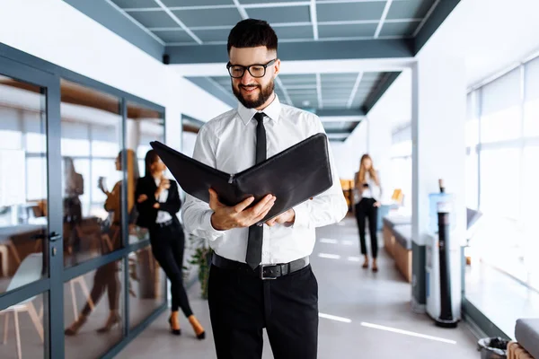 Erfolgreicher Geschäftsmann Läuft Mit Aktenordner Büroflur Hinunter — Stockfoto