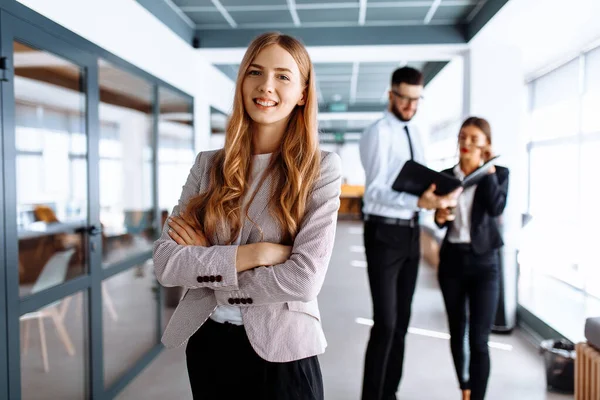 Attraktive Junge Geschäftsfrau Arbeitet Modernen Büro — Stockfoto