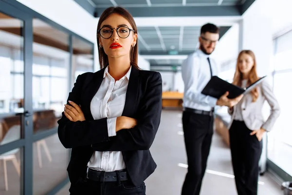 Business Junge Frau Gruppe Von Menschen Hintergrund Modernen Büros Drinnen — Stockfoto