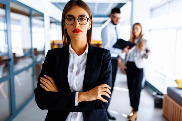 Junge Geschäftsfrau Hektischen Modernen Arbeitsbüro — Stockfoto