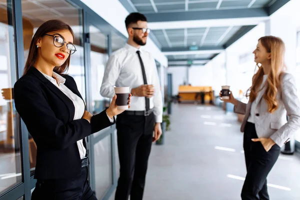 Junge Glückliche Geschäftsleute Die Einem Modernen Büro Stehen Und Miteinander — Stockfoto