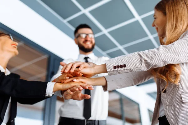 Feliz Equipe Negócios Sucesso Celebrando Uma Vitória Dobrando Mãos Unidade — Fotografia de Stock