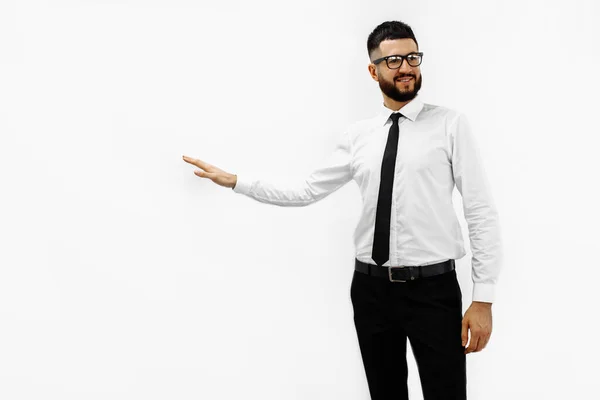 Guapo Joven Empresario Haciendo Presentación Sus Colegas Señalando Fondo Blanco — Foto de Stock