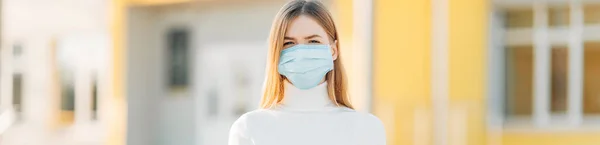 Young Girl Background Building Wears Face Mask Protects Spread Coronavirus — Stock Photo, Image