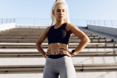 Genç, güzel spor kızı, spor giyim, gün doğumunda dışarıda antrenman, spor.