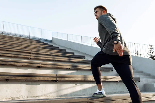 Giovane Sportivo Abbigliamento Sportivo Jogging Mentre Allena All Aperto Sulle — Foto Stock