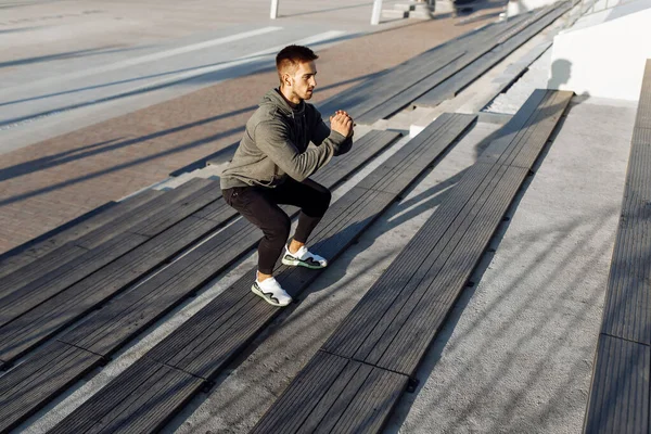 Giovane Sportivo Abbigliamento Sportivo Jogging Mentre Allena All Aperto Sulle — Foto Stock