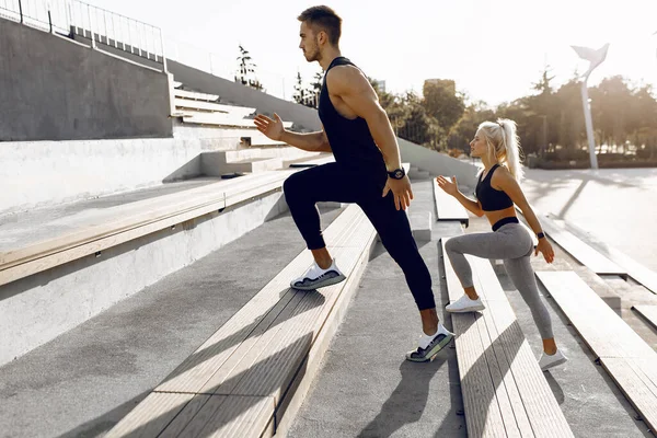 Sportief Jong Stel Man Vrouw Rennen Samen Stadstrap Sport — Stockfoto