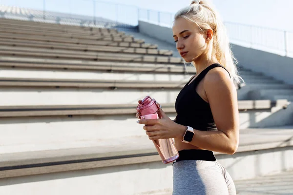 Sportlich Attraktive Frau Sportbekleidung Entspannt Nach Dem Training Mit Einer — Stockfoto