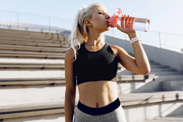 Sportliche Junge Frau Trinkt Wasser Aus Der Flasche Sportlerin Entspannt — Stockfoto