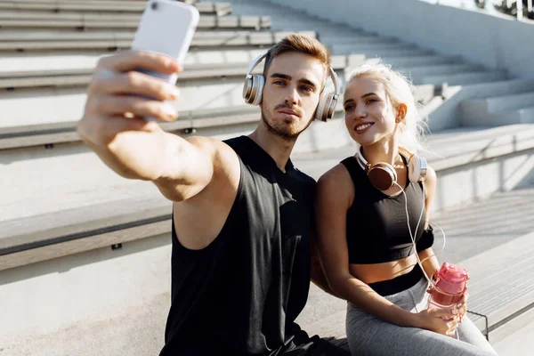 Sportief Jong Stel Sportkleding Buiten Trap Zitten Een Selfie Maken — Stockfoto