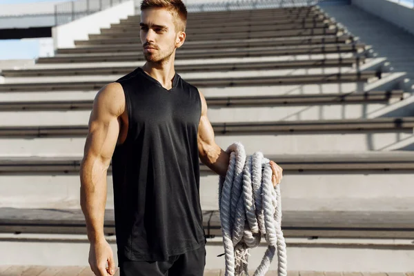 身材苗条的年轻人户外运动健美 肌肉发达的男人用两条钢绳 — 图库照片