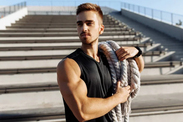 Sportlicher Mann Beim Fitnesstraining Freien Muskulöser Mann Mit Zwei Seilen — Stockfoto