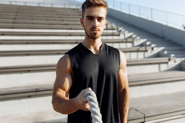 Sportlicher Junger Mann Beim Fitnesstraining Freien Muskulöser Mann Mit Brust — Stockfoto