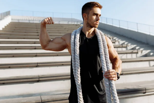 Sportlicher Junger Mann Beim Fitnesstraining Freien Muskulöser Mann Mit Zwei — Stockfoto