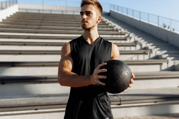 筋肉のスポーティな男はボールで練習します 屋外のボールとフィットネス スポーツ モチベーション — ストック写真