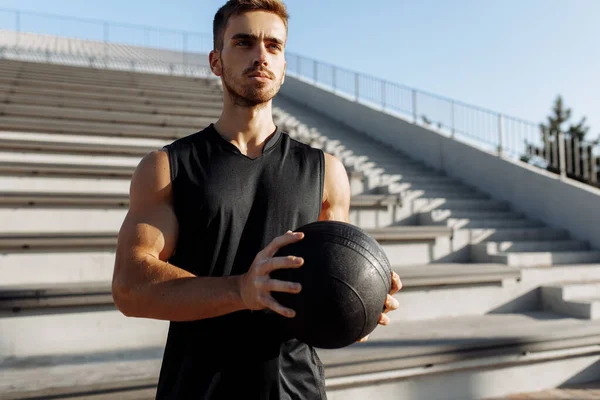 筋肉のスポーティな男はボールで練習します 屋外のボールとフィットネス スポーツ モチベーション — ストック写真