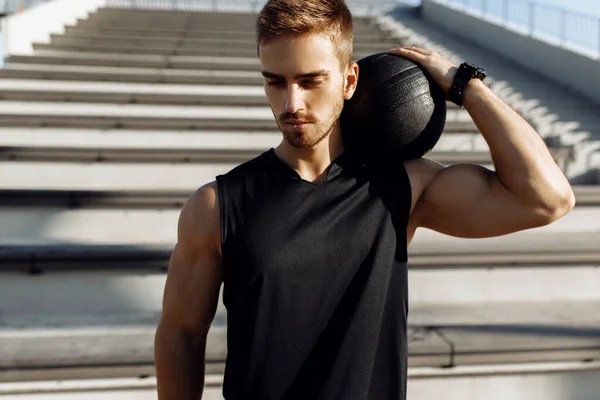 Musculoso Deportista Haciendo Ejercicios Con Una Pelota Fitness Con Una —  Fotos de Stock