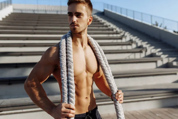 Jovem Desportivo Fazendo Exercícios Fitness Livre Homem Musculoso Com Peito — Fotografia de Stock