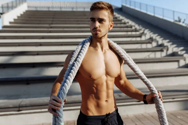 フィットネスワークアウトを屋外で行うスポーティ若い男 2つの戦闘ロープを使用して胸のトレーニングを行う筋肉質の男 スポーツ — ストック写真