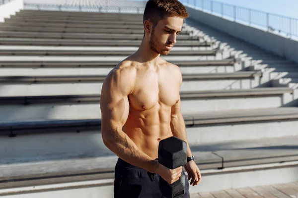 Atletisk Ung Man Bodybuilder Tränar Med Hantlar Utan Shirt Med — Stockfoto
