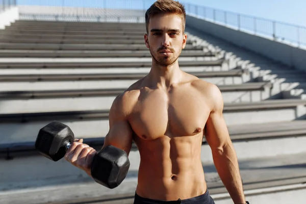 Atlético Joven Culturista Haciendo Ejercicio Con Pesas Sin Camiseta Con — Foto de Stock