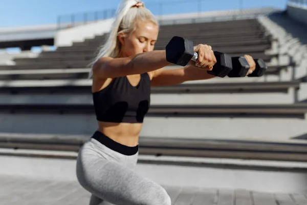 Attraktiv Sportig Ung Kvinna Sportkläder Sträcker Sig Uppvärmning Utomhus Stadstrappan — Stockfoto