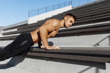 Açık havada şınav çeken genç sporcu, açık havada egzersiz yapan sporcu, spor, motivasyon...