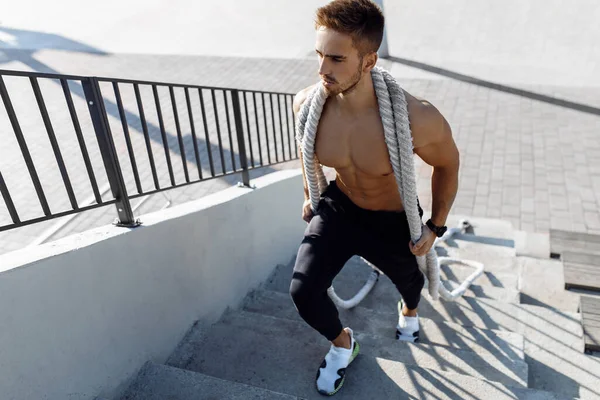 Joven Deportivo Haciendo Ejercicio Fitness Aire Libre Hombre Musculoso Con —  Fotos de Stock