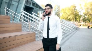  Şehirde cep telefonuyla konuşan başarılı bir iş adamı.