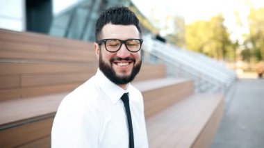 Sakallı bir iş adamı, açık hava finans girişimcileri yaşam tarzı