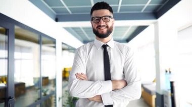 İş yerinde iş kıyafetleri içinde mutlu bir işadamı.