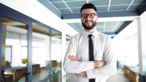 Щасливий бізнесмен з бородою, в діловому вбранні показує великий жест в сучасному офісі — стокове відео