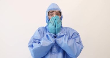 Koruyucu giysili umutsuz doktor, tıbbi maske, gözlük ve lateks eldivenler, koronavirüs salgını.