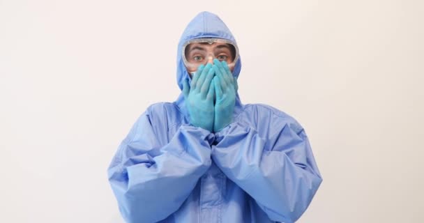 Médecin désespéré en combinaison de protection, masque médical, lunettes et gants en latex, pandémie de coronavirus — Video