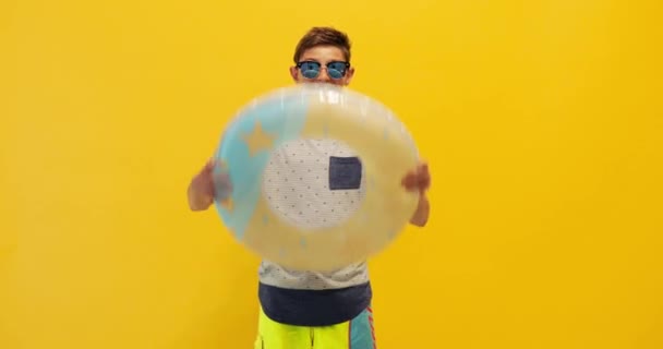 Adolescente feliz cara, de pé com um círculo do mar inflável e celebrando a vitória — Vídeo de Stock