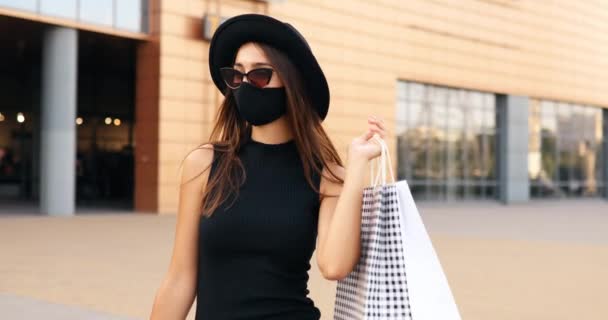 Feliz de moda joven Shopaholic mujer, con una máscara protectora médica — Vídeo de stock