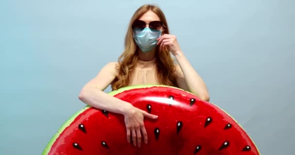 Mädchen in Badeanzug und Sommermütze mit medizinischer Schutzmaske im Gesicht — Stockvideo
