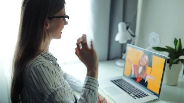 Jeune enseignante travaillant à distance à la maison, communiquant avec — Video