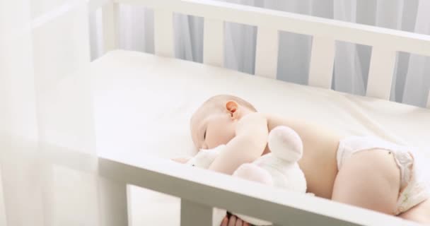 Маленька дитина спить вдома в ліжку — стокове відео